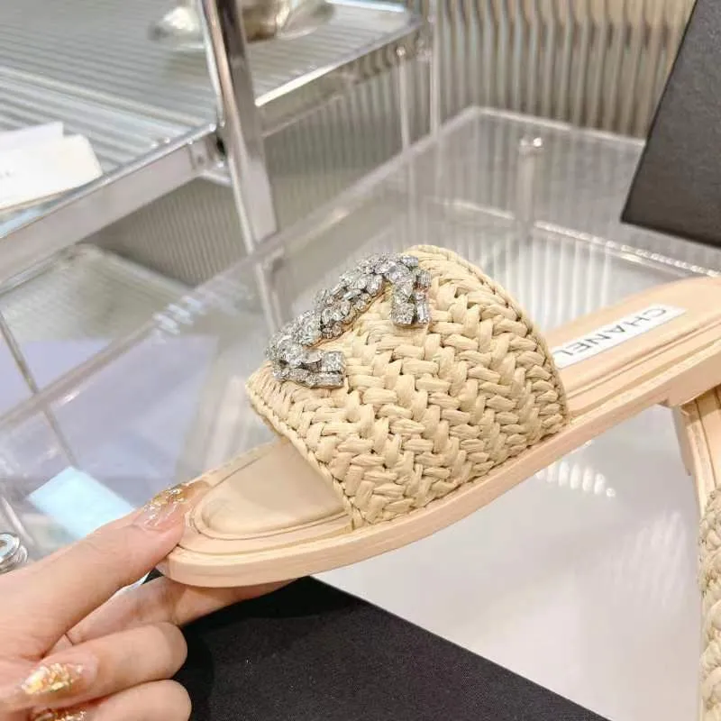 👟👟Ex-factory price 520👟👟 [Ready stock] 𝐂𝐡an𝐞𝐥 23 hot items! bing bing 23 early spring vacation series, the most beautiful rhinestone woven slippers, everyone is crazy to stock up, they are all crazy, it is really long grass, leisurely charm, close your eyes and enter the series!  💭Color: Black/Apricot/White 💭Upper: The upper is made of imported raffia and is fully hand-woven and very comfortable! The hand-made diamond jewelry is sparkling enough 💭Inner pads: imported sheepskin lining and pads 💭Outsole: genuine leather outsole (complex leather outsole with ten grooves and stitching, very particular about material workmanship) 💭Code number: 35-42 (41 and 42 are custom-made and cannot be returned or exchanged)